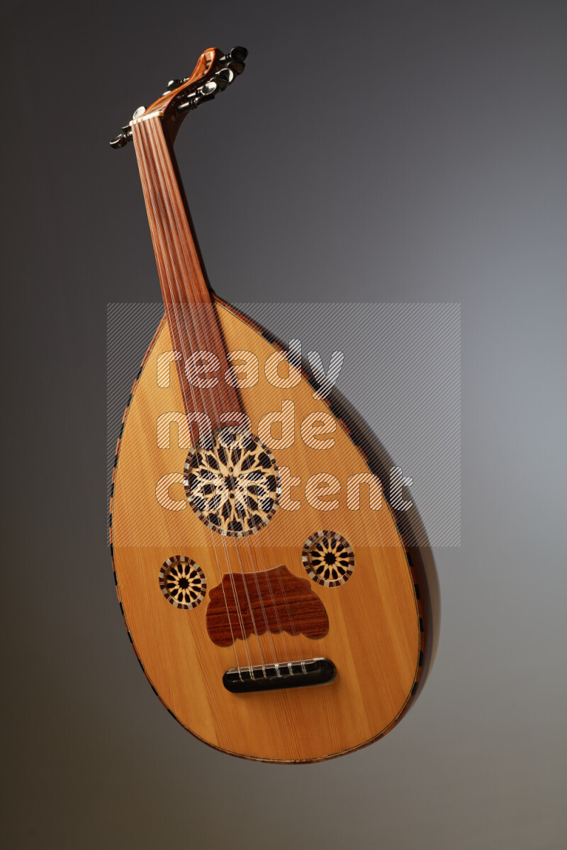 عودي خشبي بني على خلفية رمادية