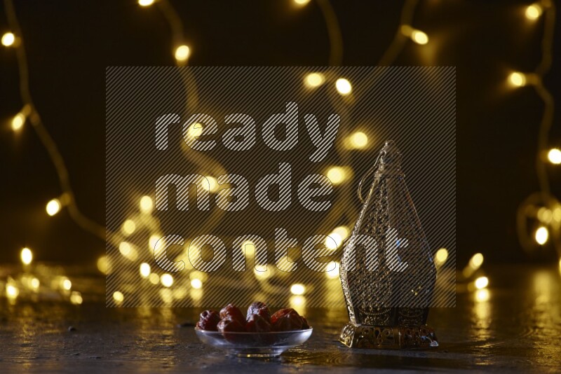 فانوس رمضان تقليدي محاط بأضواء الزينة المتوهجة