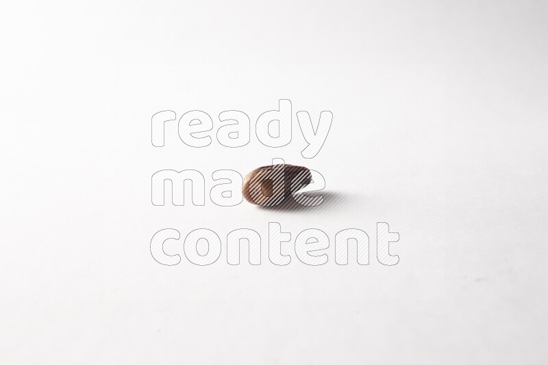 تمر على خلفية بيضاء