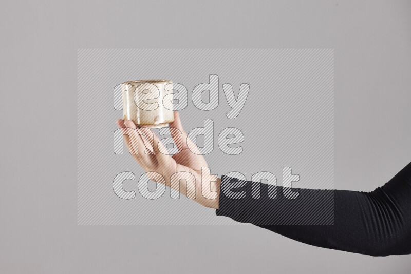 امرأة ترتدي عباءة سوداء تحمل أدوات فخارية مختلفة في أوضاع متعددة