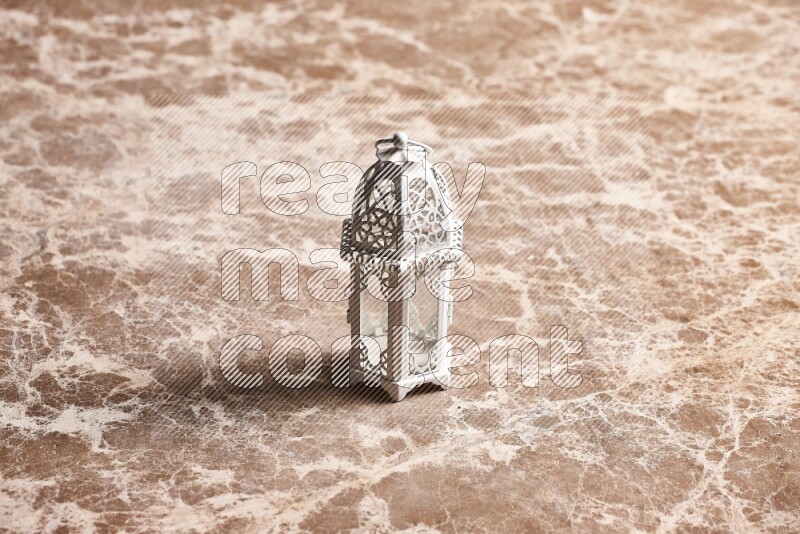 فانوس للشموع على خلفية رخام بيج