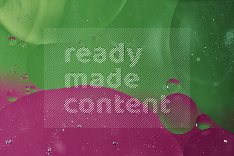 لقطات مقربة لفقاعات من الزيت على سطح الماء باللون الأخضر والوردي