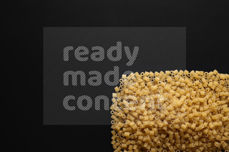 أنواع مختلفة من المعكرونة علي خلفية سوداء