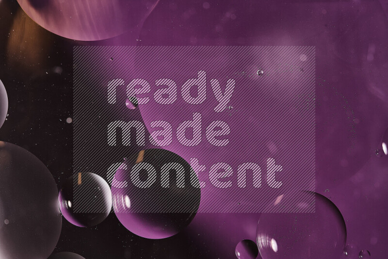 لقطات مقربة لفقاعات من الزيت على سطح الماء باللون الأرجواني