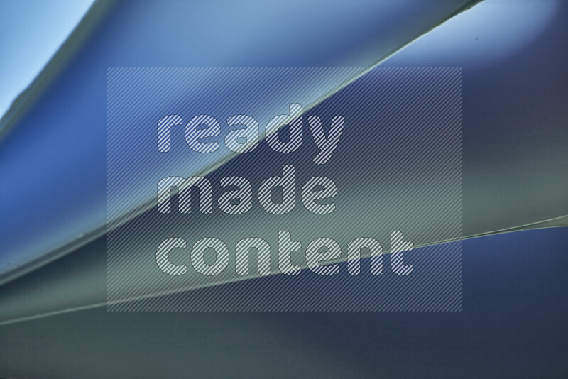 فن تجريدي يعرض منحنيات مع تدرجات الألوان الباردة مكونه بضوء ملون