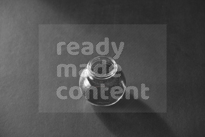 حبة البركة في وعاء زجاجي علي خلفية سوداء