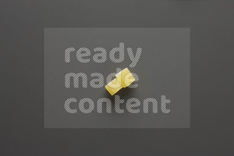 معكرونة خواتم علي خلفية رمادية