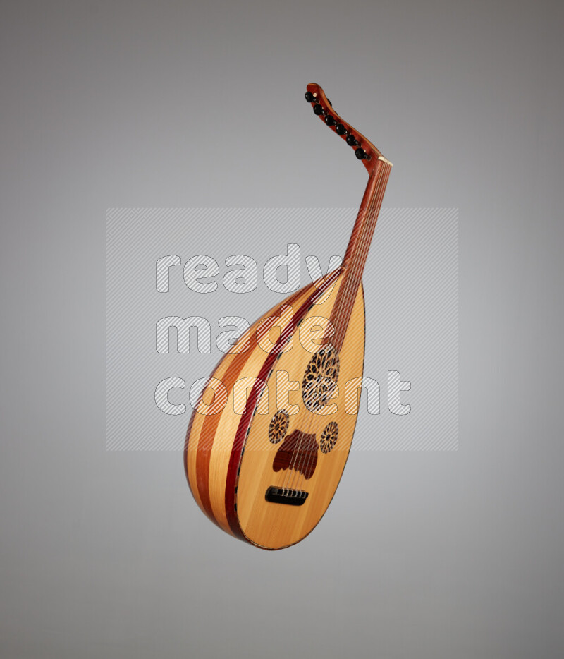 عودي خشبي بني على خلفية رمادية