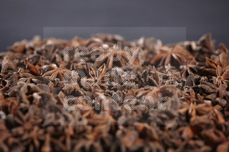 اليانسون النجمي يغطي الإطار على خلفية سوداء