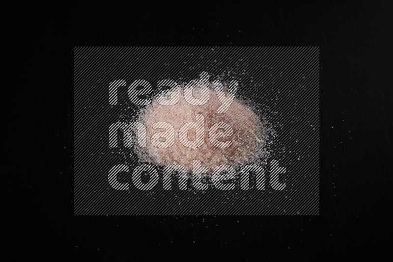 حفنة من ملح الهيمالايا الناعم على خلفية سوداء