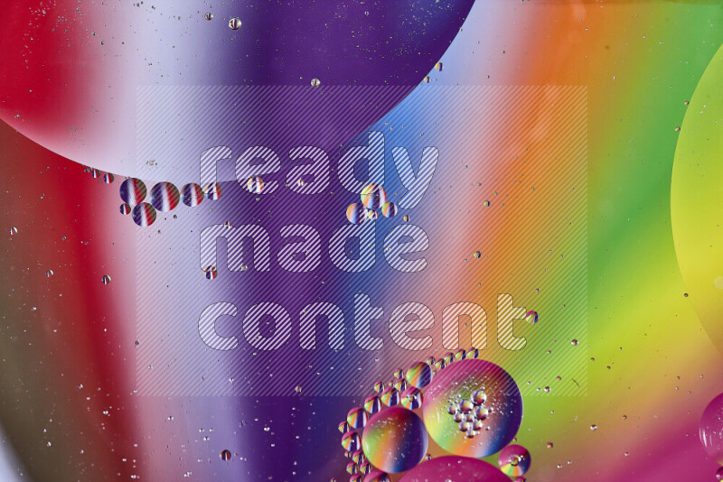 لقطات مقربة لفقاعات من الزيت على سطح الماء بألوان متنوعة