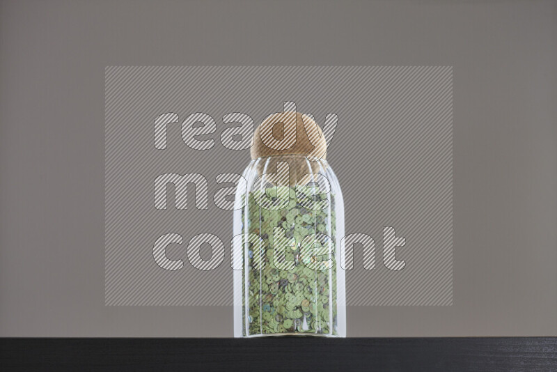 ترتر ملون في وعاء زجاجي علي خلفية سوداء