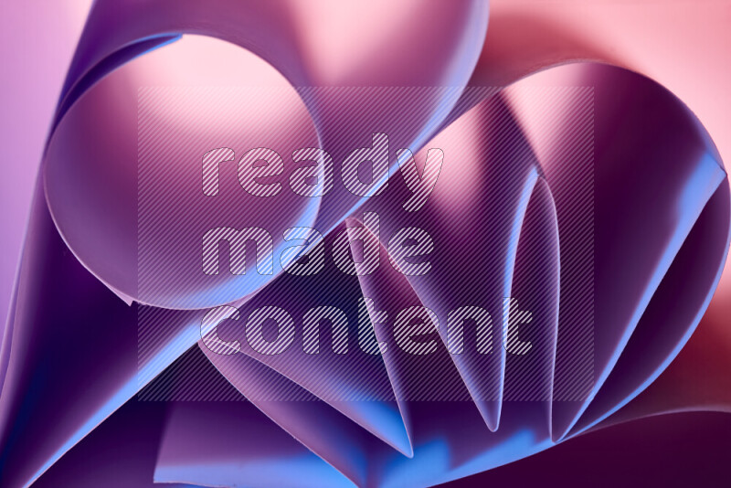 عرض فني لطيات الورق تخلق مزيج من الأشكال الهندسية، مضاءة بإضاءة ناعمة بدرجات اللون الارجواني