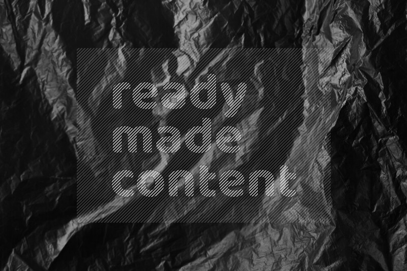 تظهر الصورة سطح من البلاستيك علي خلفية داكنة