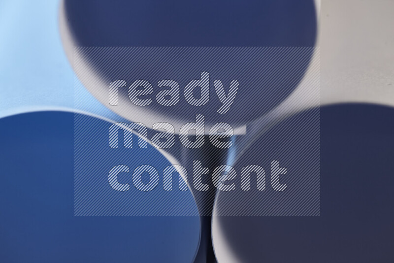 الصورة تعرض فن ورقي تجريدي بأشكال دائرية بدرجات متنوعة من اللون الأزرق