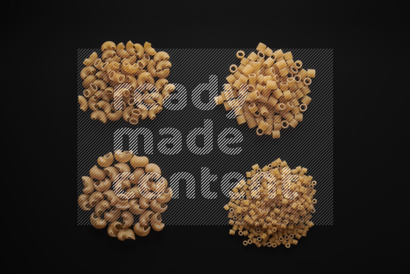 أنواع مختلفة من المعكرونة علي خلفية سوداء