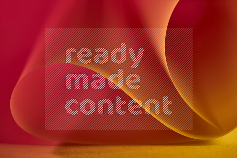 فن تجريدي يعرض منحنيات وتدرجات اللون الذهبي والأحمر مكونه بضوء ملون