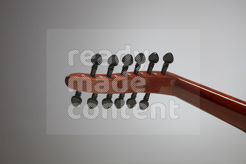 اجزاء من عود خشبي بني على خلفية رمادية