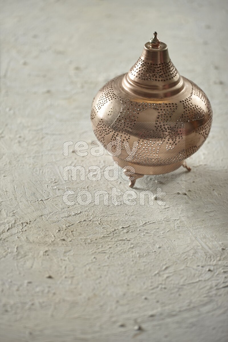 فانوس موضوع علي خلفية بيضاء