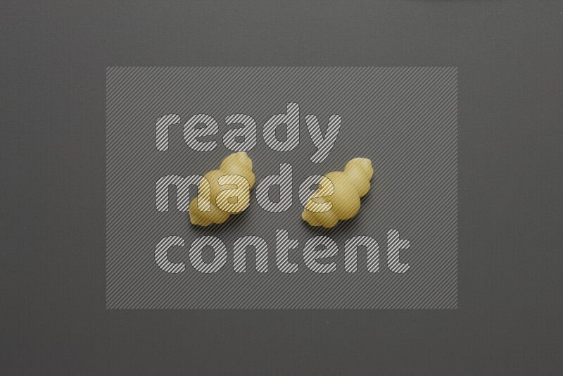 معكرونة قواقع علي خلفية رمادية