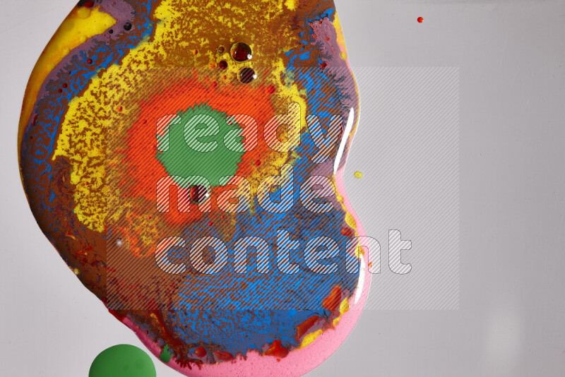 لقطات مقربة لألوان متنوعة تمتزج على خلفية رمادية