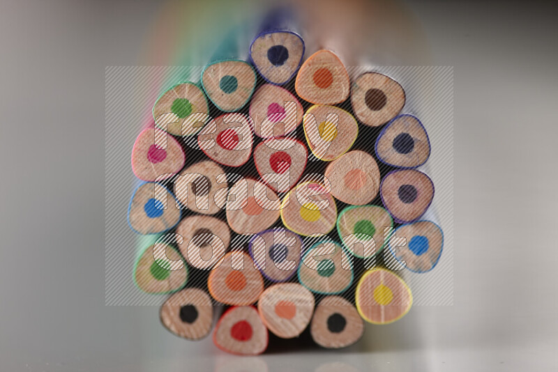 مجموعة من أقلام التلوين على خلفية رمادية