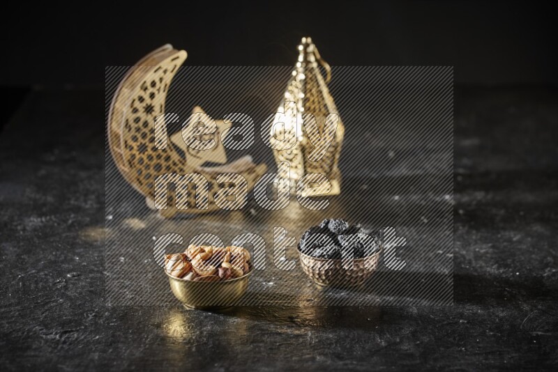 مكسرات في وعاء معدني مع القراصيا بجانب فوانيس ذهبية علي خلفية سوداء