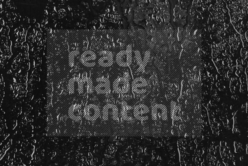 تظهر الصورة قطرات من الماء علي خلفية داكنة