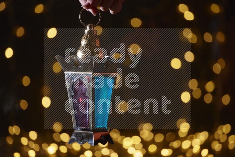 فانوس رمضان تقليدي محاط بأضواء الزينة المتوهجة