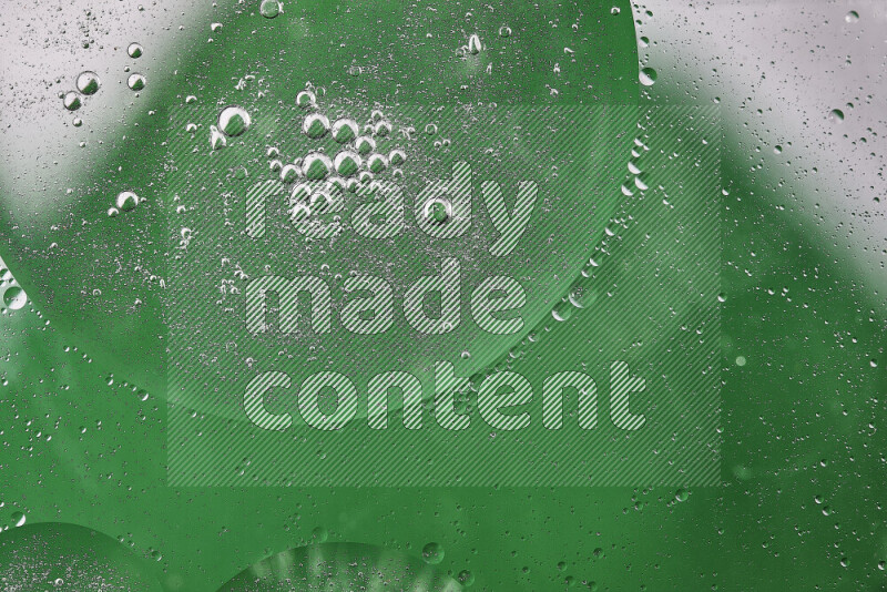 لقطات مقربة لفقاعات من الزيت على سطح الماء باللون الأبيض والأخضر