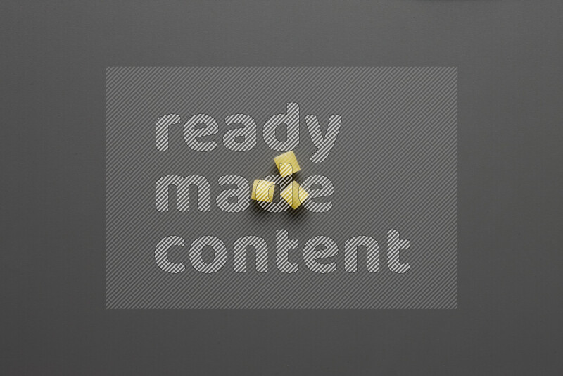 معكرونة مرمرية علي خلفية رمادية