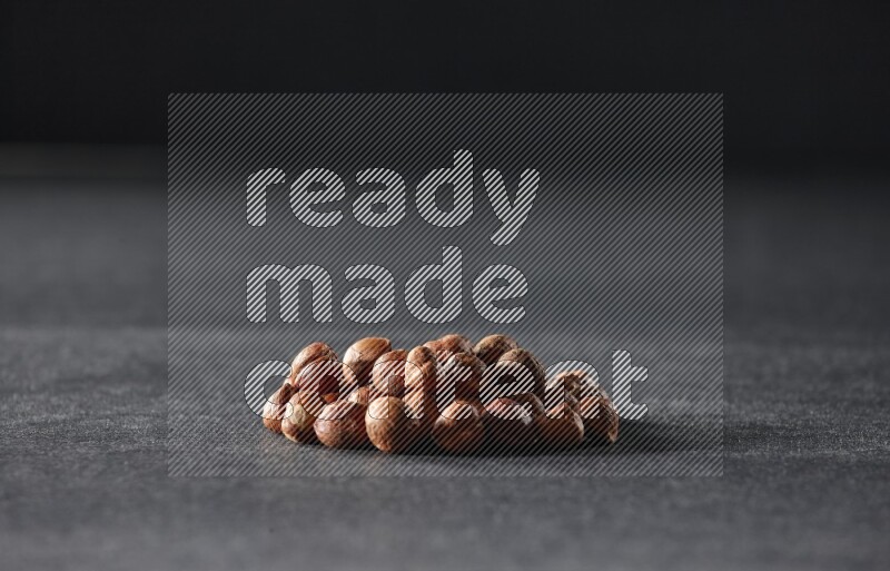 مجموعة من حبات البندق المقشر على خلفية سوداء