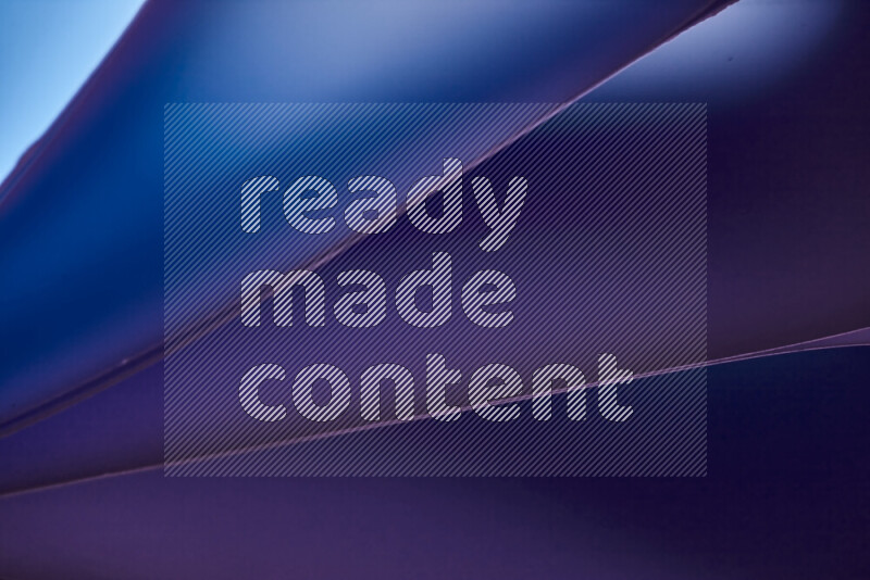 فن تجريدي يعرض منحنيات مع تدرجات الألوان الدافئة والباردة مكونه بضوء ملون